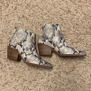 New! No box. NWOB Sam Edelman Winona snake boot 7M